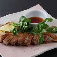 時間をかけて焼き上げた黒豚ステーキは、旨み・柔らかさ・香ばしさ全てが絶品。自家製の揚げねぎポン酢またはにんにく醤油でお召し上がりください。
