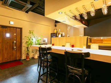 サク飲みにもピッタリ。シェフとの会話も楽しめるカウンター