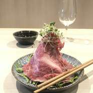 味だけでなく、見た目もインパクトのある人気メニューです。