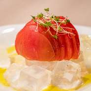 丸ごとトマトをスライスしております。