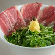 きめ細かく柔らかな近江牛とレモンの酸味、そしてトリュフの芳醇な香りが相性抜群です。