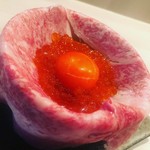 お肉と卵とイクラを乗せた贅沢な卵かけご飯です。