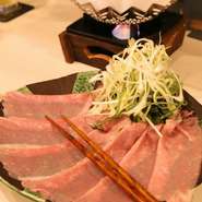 あっさりしたロース肉と自家製ポン酢でお召し上がりください。