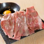 すき焼きの味付けでしゃぶしゃぶしていただきます。卵にもこだわっております。