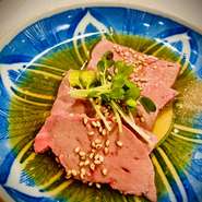 低温調理したレバーは生でもなく、火が入りすぎているでもなく、レバーが苦手な方にも人気です。