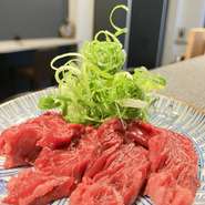 白味噌で漬けたおにくを西京焼きで提供します。