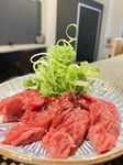 白味噌で漬けたおにくを西京焼きで提供します。