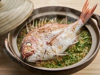 瀬戸内海の真鯛を厳選し 鯛の出汁と鰹出汁のブレンドで丁寧に炊き上げた当店名物の “鯛めし”
鯛の身を合わせ 鯛本来の上品な風味と味を存分にお楽しみください