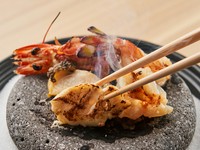 熱した富士山の溶岩石で鮑などの魚介を焼いて召し上がっていただく石焼き料理は 卓上で焼く工程も楽しめる料理です
食材の表面だけを香ばしく焼き 磯の風味と素材それぞれの食感をお楽しみください
