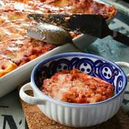 自家製のじっくり煮込んだミートソースの本格ラザニア。もちもちなラザニアとお肉たっぷりの濃厚なソースがやみつきになるお店を代表する一品です。