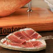 生ハムの中でも最高級品とされているイタリア北東部のフリウリ・ヴェネツィア・ジュリア州サン・ダニエーレの生ハムをふんだんにお楽しみいただけます。ワインとの相性はもちろん抜群です！