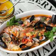 魚介類をメインとした、にんにく、オリーブ、ハーブと白ワインを煮込んだ本場スープ仕立ての料理。一匹丸まるの魚を使用するため事前にお店までお問合せ下さい。
（仕入れ値によって金額変動あり　1500円～）