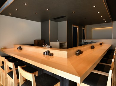 カウンター席は一人飲みにも◎