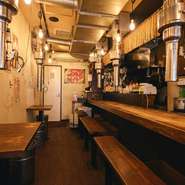 二人のペースで楽しめる焼肉は、デートにも好評。ゆったりくつろげるカウンターやテーブル席には、仲睦まじく食事に憩う男女の姿が多く見られます。