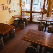 親しみやすい雰囲気の店内は、友人や家族の食事などのカジュアルな集まりに最適です。テーブルを囲み、みんなでシェアしながらの食事は楽しい時間に。