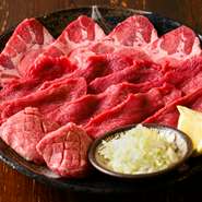 牛タン4部位の特選厚切タン、並タン、タン赤身、ネギタンカルビを一度に全部楽しめる盛合わせ。
それぞれに違う食感、脂質、コク、歯ごたえを食べ比べてみて下さい。