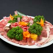 高の黒毛和牛、１頭分の柔らかい肉質を９ヶ所から取って、一皿にしました。それぞれの味が魅力的に口当たりに残る。是非ご賞味下さい。