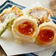 豚の角煮と半熟の煮卵を天ぷらに仕上げました。口の中でとろける角煮と煮卵の相性は抜群です。