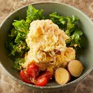 ほとんどの食材をスモークにしたポテトサラダです。このポテトサラダの味は当店でしか味わうことができません。ハーフサイズもご用意しております。