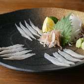 3つの部位を食べ比べ、秋田の藻塩を使った山葵塩でいただく『薄造り』