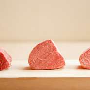 人生を変える“ヒレ”とゲストを引き合わせるために開かれた焼肉店。日本中から選び尽くされた和牛に日本食材を添えた珠玉の焼肉を知ってしまうと、きっと虜になることでしょう。