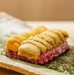 類を見ない贅沢さ『和牛のちかみつ雲丹ユッケドッグ ～銘柄別雲丹の2種乗せ～』