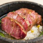 じんわりと、五臓六腑に染み渡るおいしさ『和牛ヒレのあんかけ石焼き五目御飯』