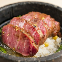 じんわりと、五臓六腑に染み渡るおいしさ『和牛ヒレのあんかけ石焼き五目御飯』