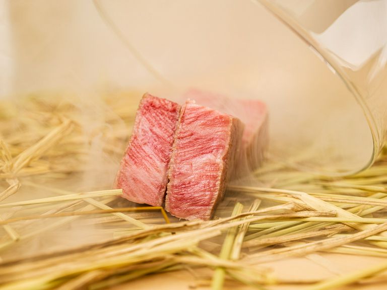 『特撰和牛シャトーブリアンの藁焼き　瞬間燻製』