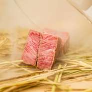 肉の旨味のみならず、瞬間的に燻製にすることで藁の香りも肉の内側に閉じ込めています。噛んだ瞬間ふわりと立ち上る薫りに鼻孔を刺激され、ほとばしる肉汁に五感が震えます。