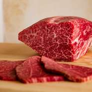 日本三大和牛のみならず、おいしいと評判の和牛のリサーチは徹底的に行われ、日々の情報更新は欠かせません。和牛の部位の中でも、特に“ヒレ”にこだわり仕入れています。