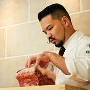 コースに関しては最初から最後まで起承転結があり、肉の部位によってそれぞれ全く異なる味わいを堪能できます。いろいろな視野から「視覚」でも「嗅覚」でも「味覚」でも様々な魅力を感じられます。