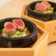 「お客様の驚く顔や喜ぶ顔を見ることが嬉しい」と、語る料理人。その言葉通り、一人一人の特別な日常のために心を込めた接客が行われています。デートや接待、記念日などにぜひ。