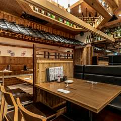 ゆったりとしたお席と日本酒に囲まれたプライベートな和空間