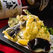 大粒の牡蠣を天ぷらに！外はサクサク、中はジュ―シーに仕上げました。淡麗・スッキリな日本酒におすすめです。