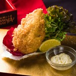 サイズに圧倒的自信あり！牡蠣かき屋自家製の特大牡蠣フライ！！特大サイズの牡蠣を使用した牡蠣フライは食べ応え抜群です。