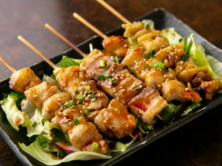 甘めのタレと香ばしさが食欲をそそる『串焼き鶏 盛り合わせ5本』