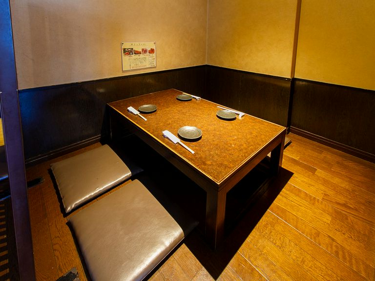 半個室の4名席。掘りごたつ式でリラックスできます