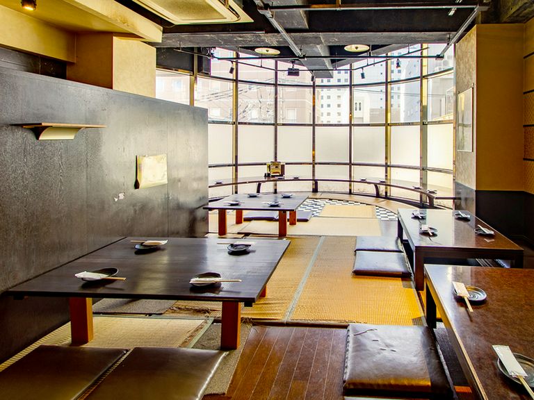 張り出した大きなガラス窓で開放感あふれる店内