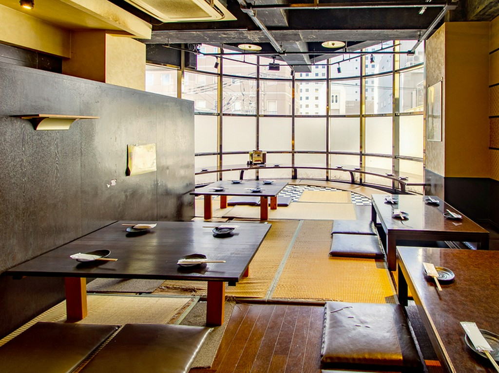 張り出した大きなガラス窓で開放感あふれる店内