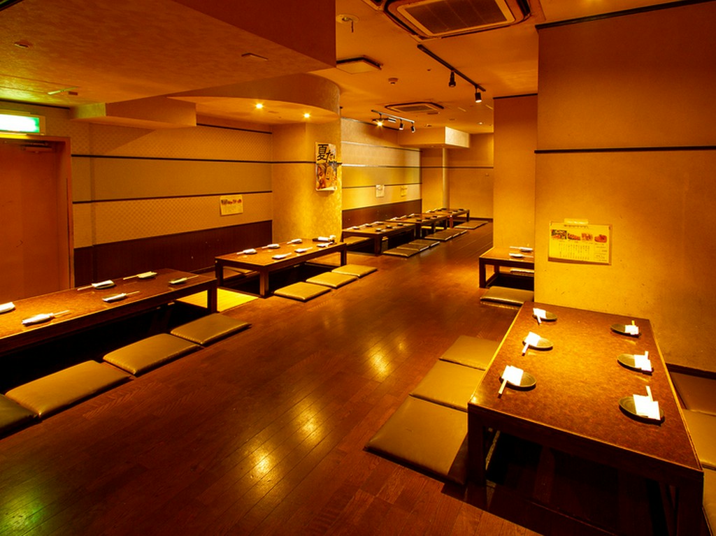 広々した木のフロアーと掘りごたつのテーブルで落ち着けます