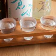 『飲み比べセット』で提供されるのは、3種類の京都の地酒。いずれも選りすぐりのもののみがラインナップされています。気さくにチャレンジできる価格もうれしい限り。※内容は季節によって変わります。