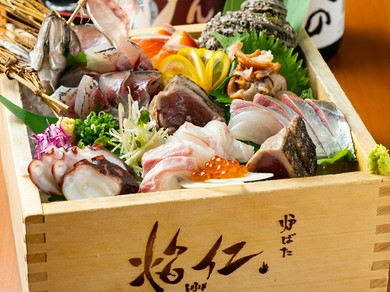 一升マスにぎっしり詰め込まれた本日のオススメ6種『お刺身盛り合わせ』