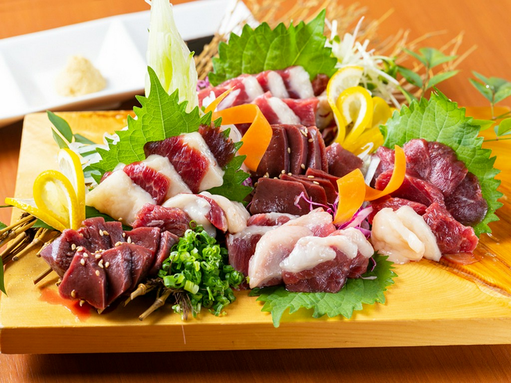 店長の熊本時代からの繋がりで直送仕入れの『熊本産馬刺し4種盛り合わせ』