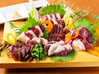 店長の熊本時代からの繋がりで直送仕入れの『熊本産馬刺し4種盛り合わせ』