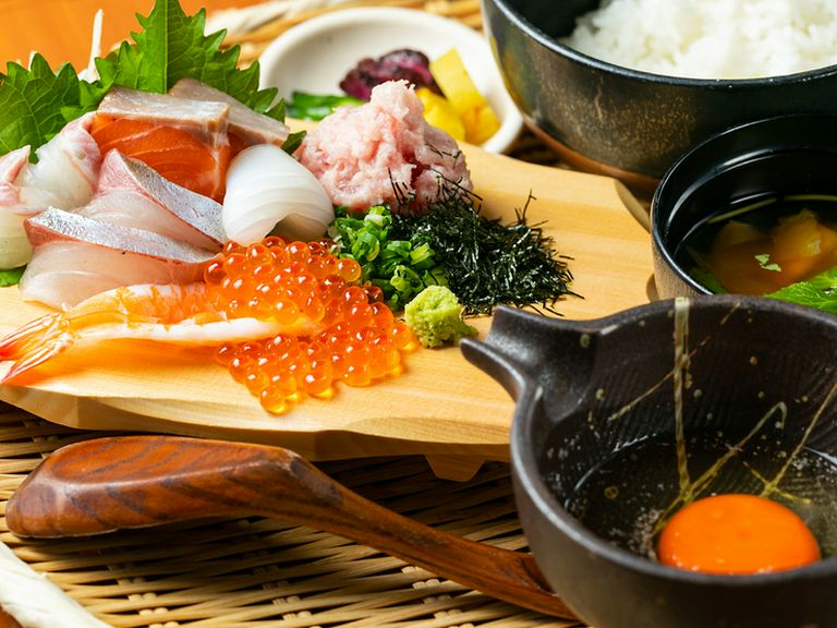 その日の魚介類をゲストが自分で自由に盛り付けて楽しむ『ごまだし&#37292;油の海鮮丼』（ランチ）