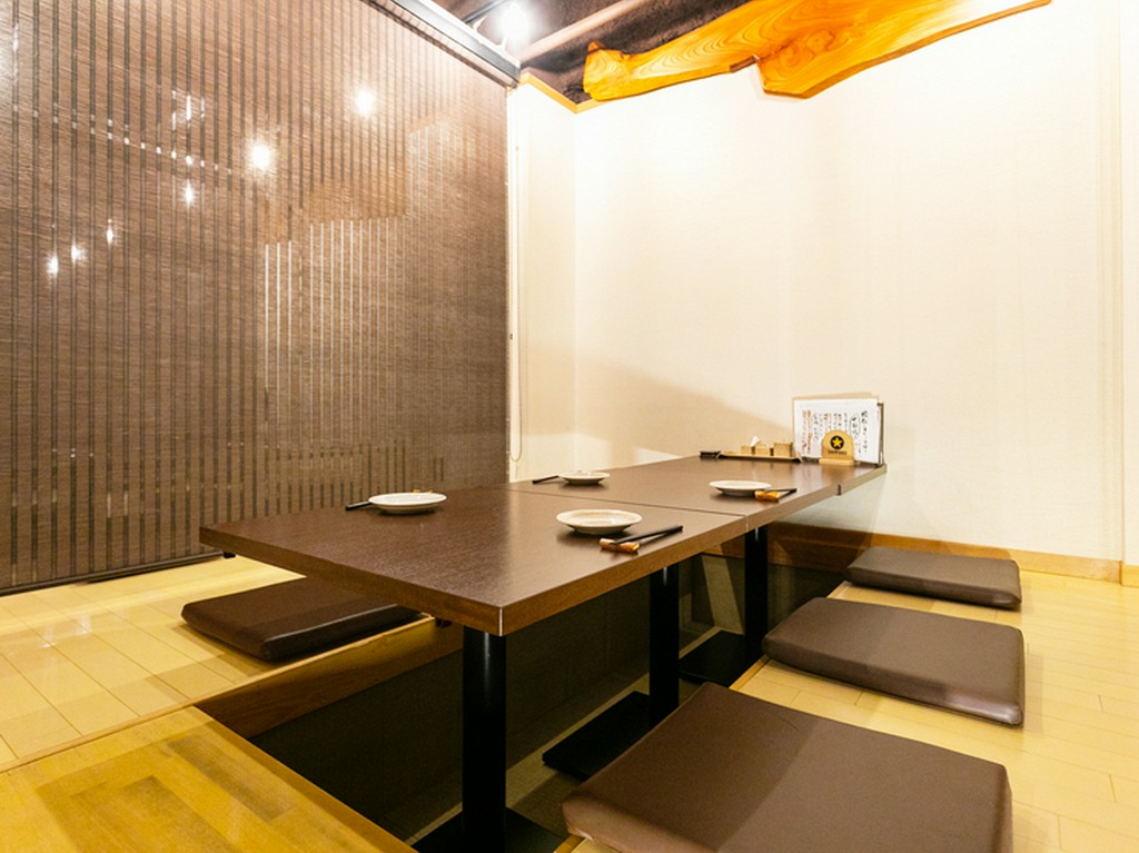 座敷はリラックスできる掘りごたつ式