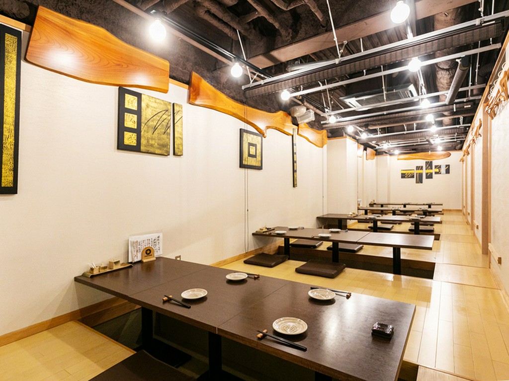 大人数の宴会にも対応できる広々としたスペース