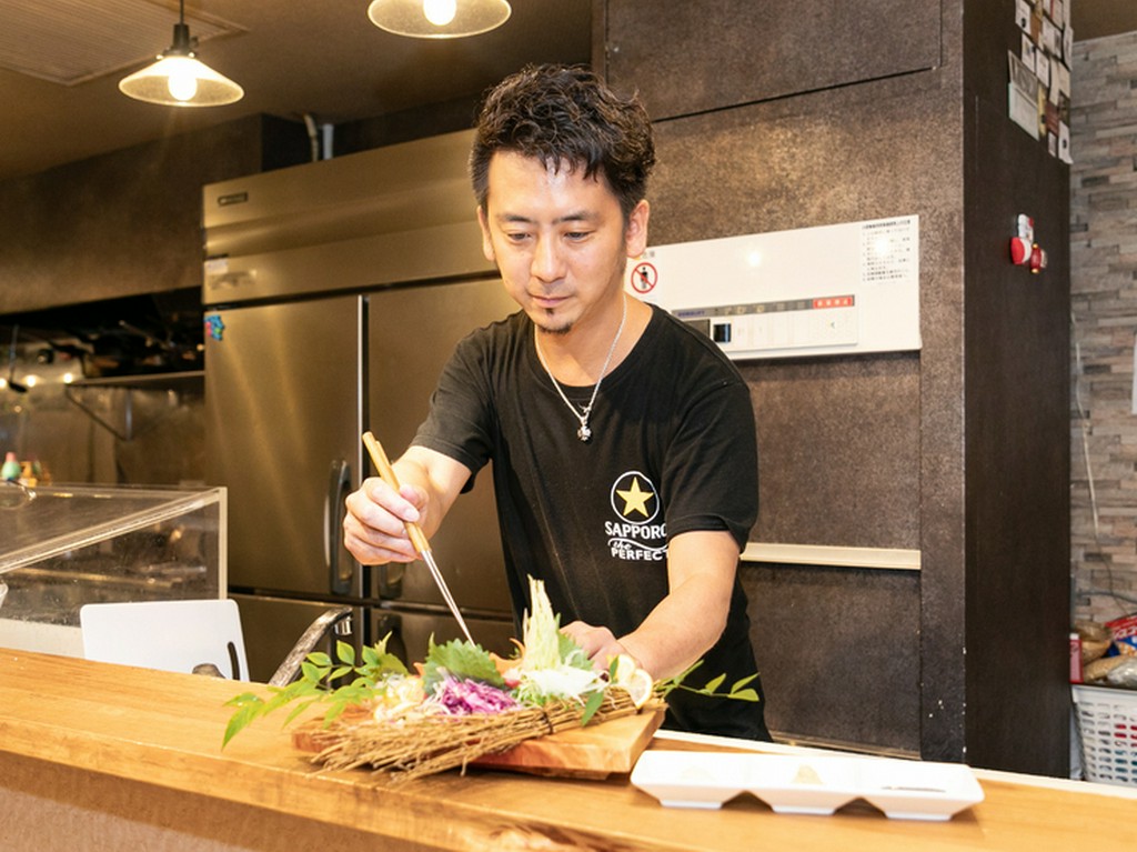 確かな目利きと人脈で新鮮な魚介や馬肉を仕入れています