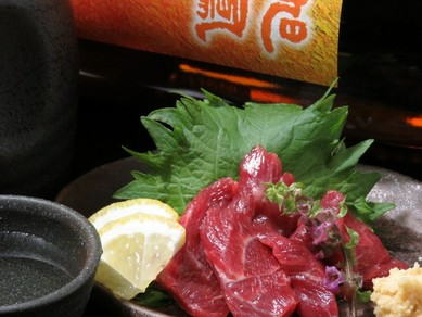 熊本直送！種類豊富な『馬刺し』を食べ比べ。店長一押しの『フタエゴ』は注文必須